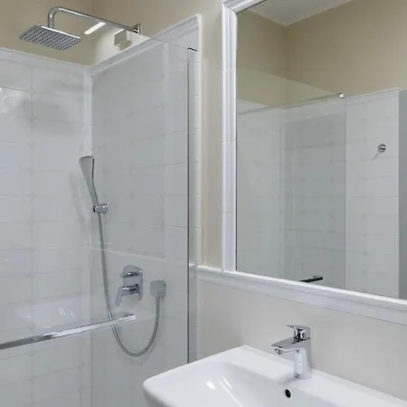 Neptun Apartments Three *